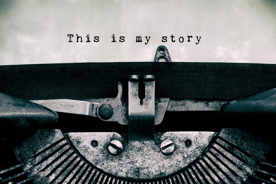 machine à écrire avec une phrase écrite dessus c'est mon histoire